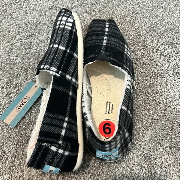 TOMS BLACK WHITE WOMENS FAUX SHEARLING SHOES Size 6 Belmont Slip‎ On Comfy Soft - Picture 4 of 16
